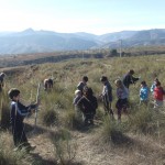 Los niños recolectan el material necesario para fabricar sus propios hachos.